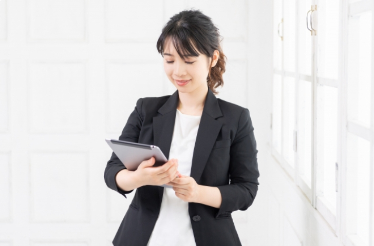 美容室の同意書を見る女性